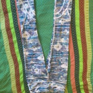 Size 2 lululemon cropped printed yoga pants